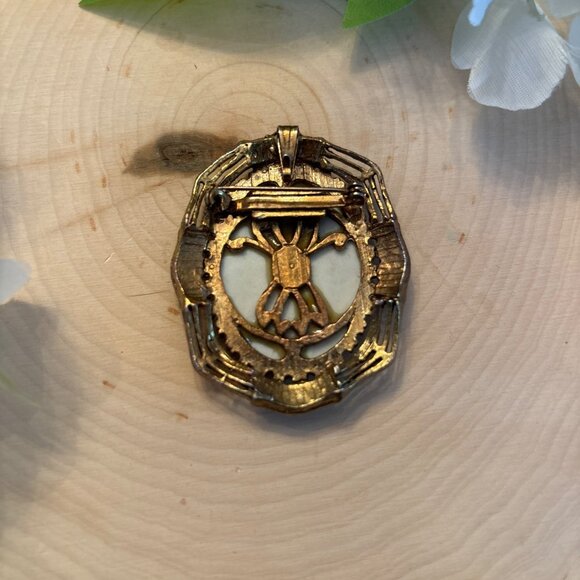 Vintage Hand-Painted Porcelain Floral Brooch – Signed J. Pareda 1930s - Picture 5 of 10